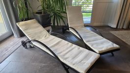 2 Liegestühle mit Auflagen und Tisch Set neuwertig