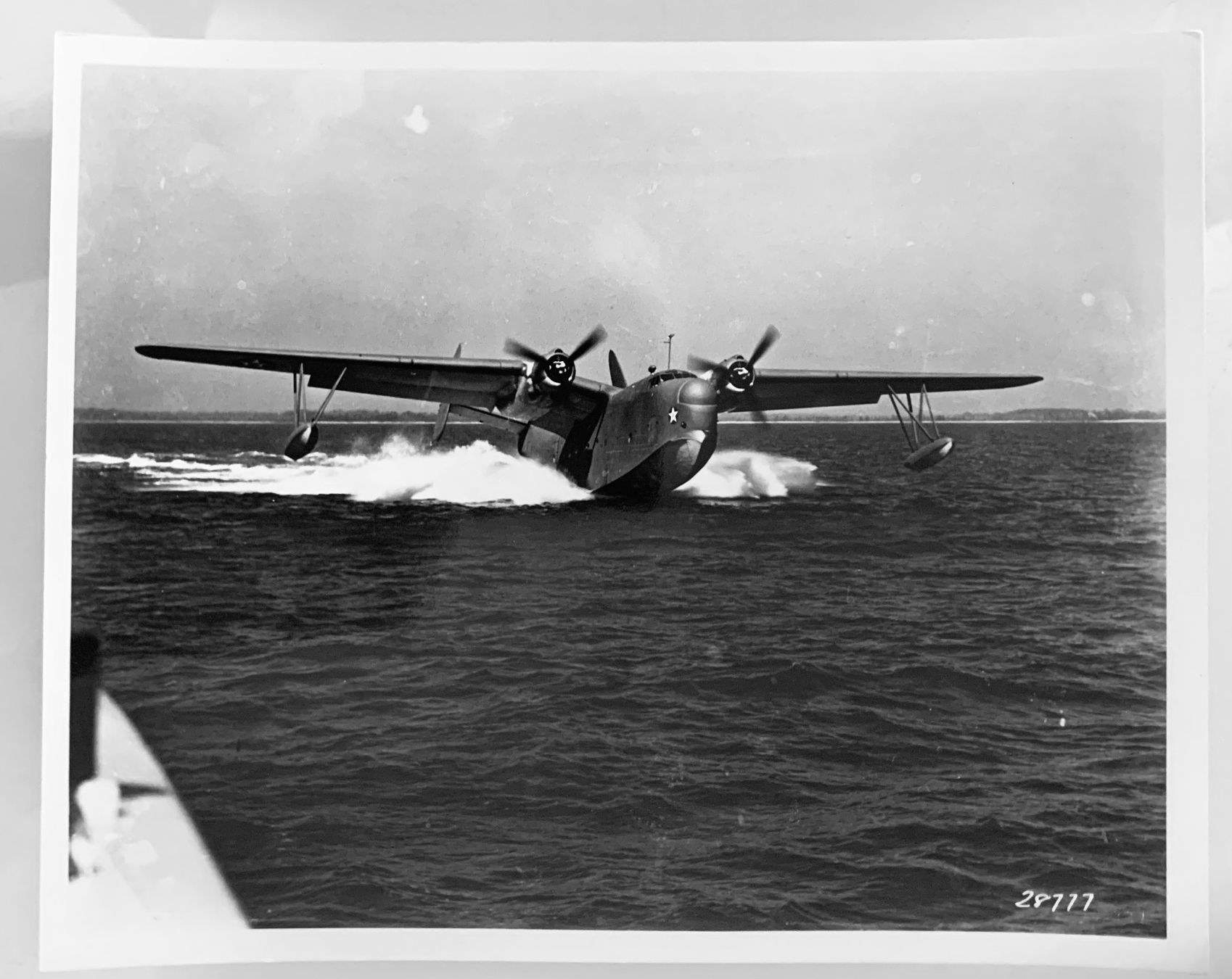 Poster & Bilder: Foto eines Flugbootes Mariner PBM-5 Mariner – Gebraucht aus Bern von Artbrokerswitzerland