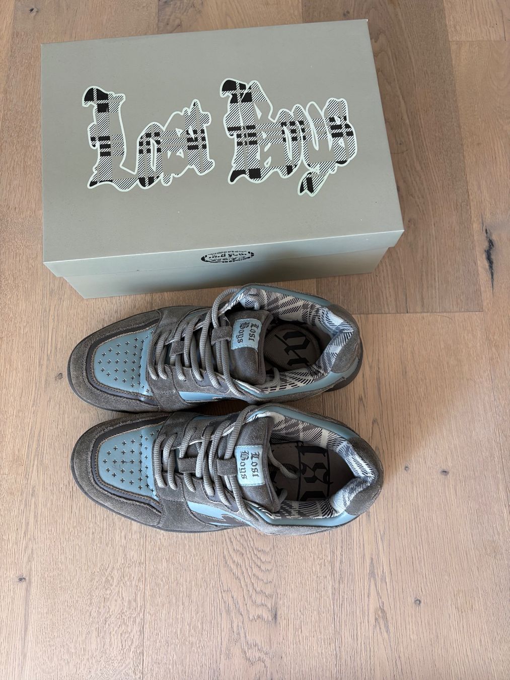 Scarpe da uomo: Lost Boys - Tiffy's Grey Low Top Sneakers – Usato da Winterthur venduto da iram6 2