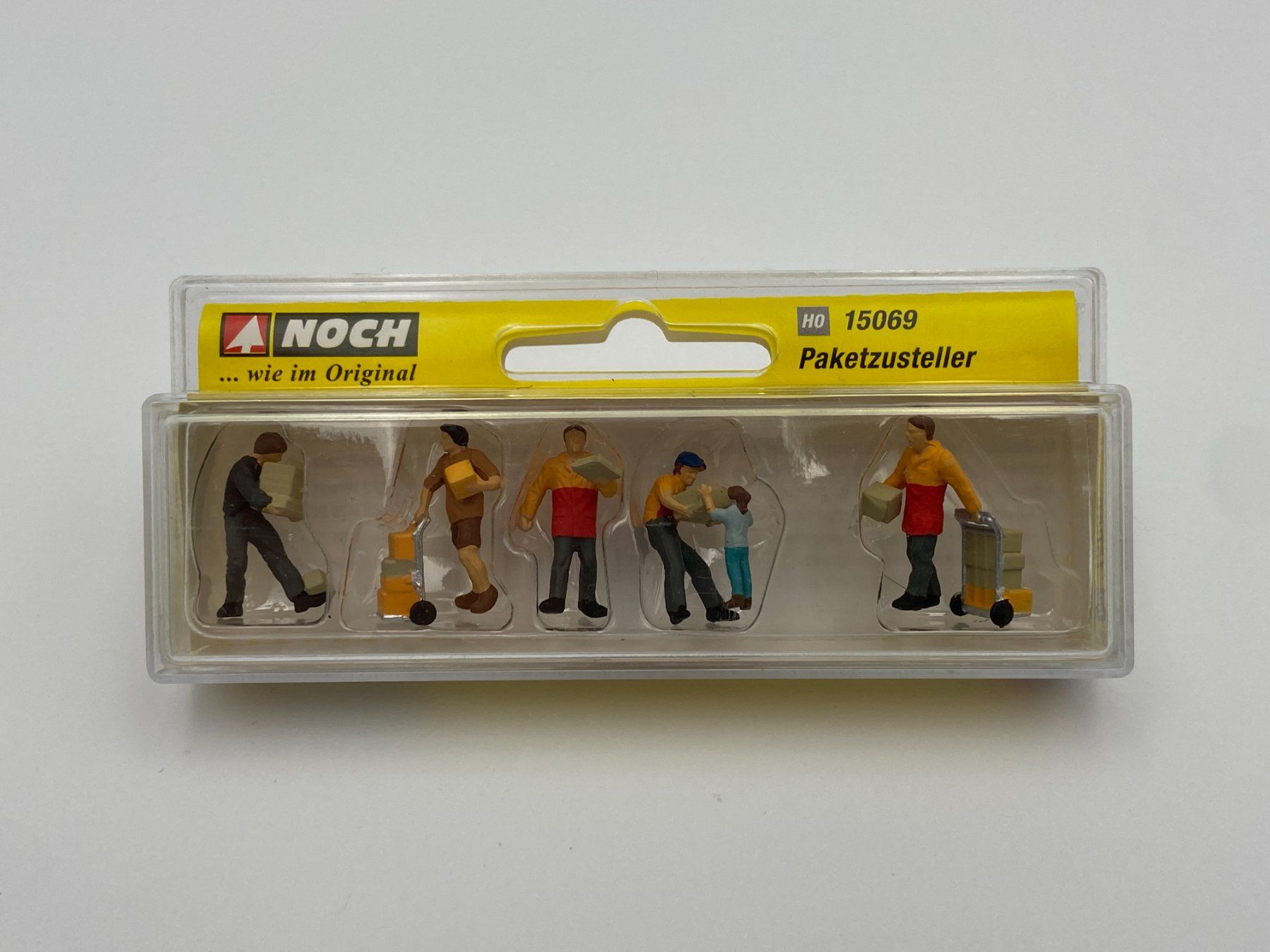 Noch Modellini di ferrovie: NOCH 15069 H0 Paketzusteller – Nuovo e nell'imballaggio originale da Neukirch a.d. Thur venduto da Modellbaushop