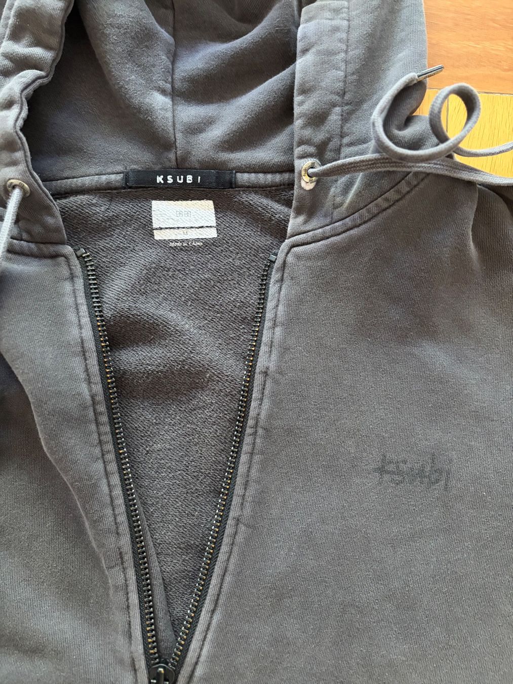 Giacche: KSUBI Hoodie Jacket mit Zip anthrazit Gr. M – Usato da Uitikon Waldegg venduto da Voile 2
