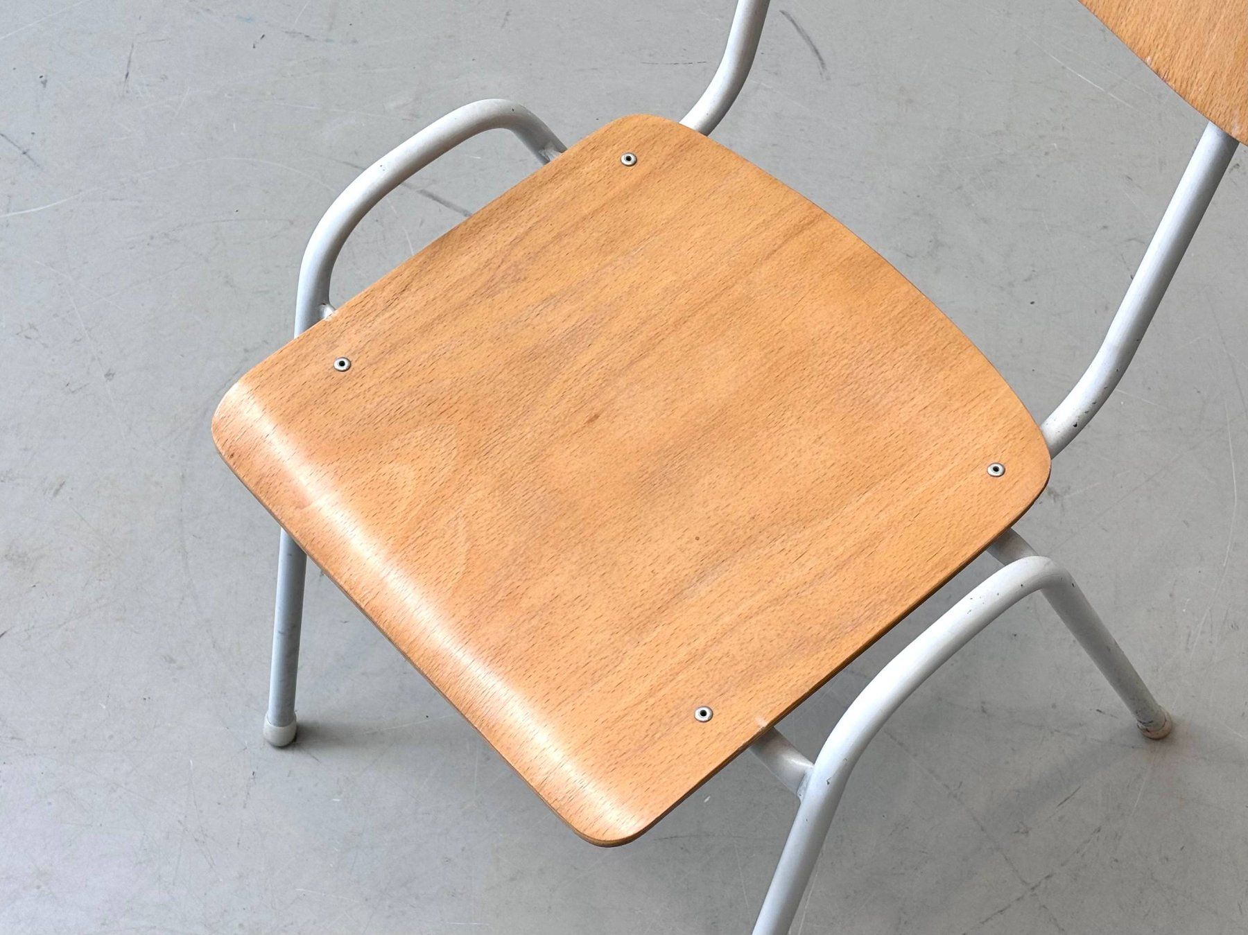 Sedie: Retro Stapelstühle mit weissem Gestell – Usato da Zürich venduto da LeMoege 5