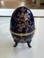 Porzellandose blau mit Blumenmuster auf Fussen(I12)