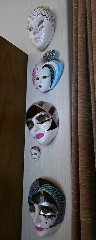 Maschere: Lot de 5 masques vénitiens – Usato da Versoix venduto da Leana8