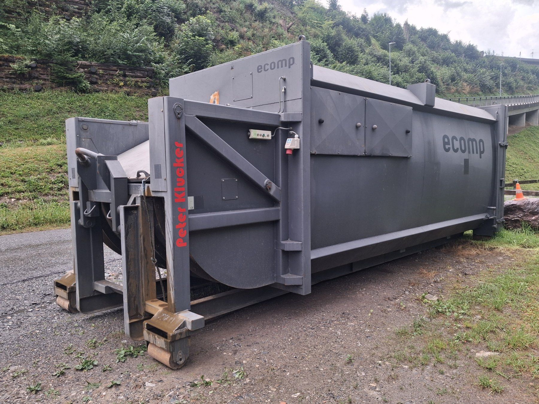Eléments de bureau: Abrollcontainer 29m3 guter Zustand.  Pressmulde – D'occasion à Klosters-Dorf par peter2016
