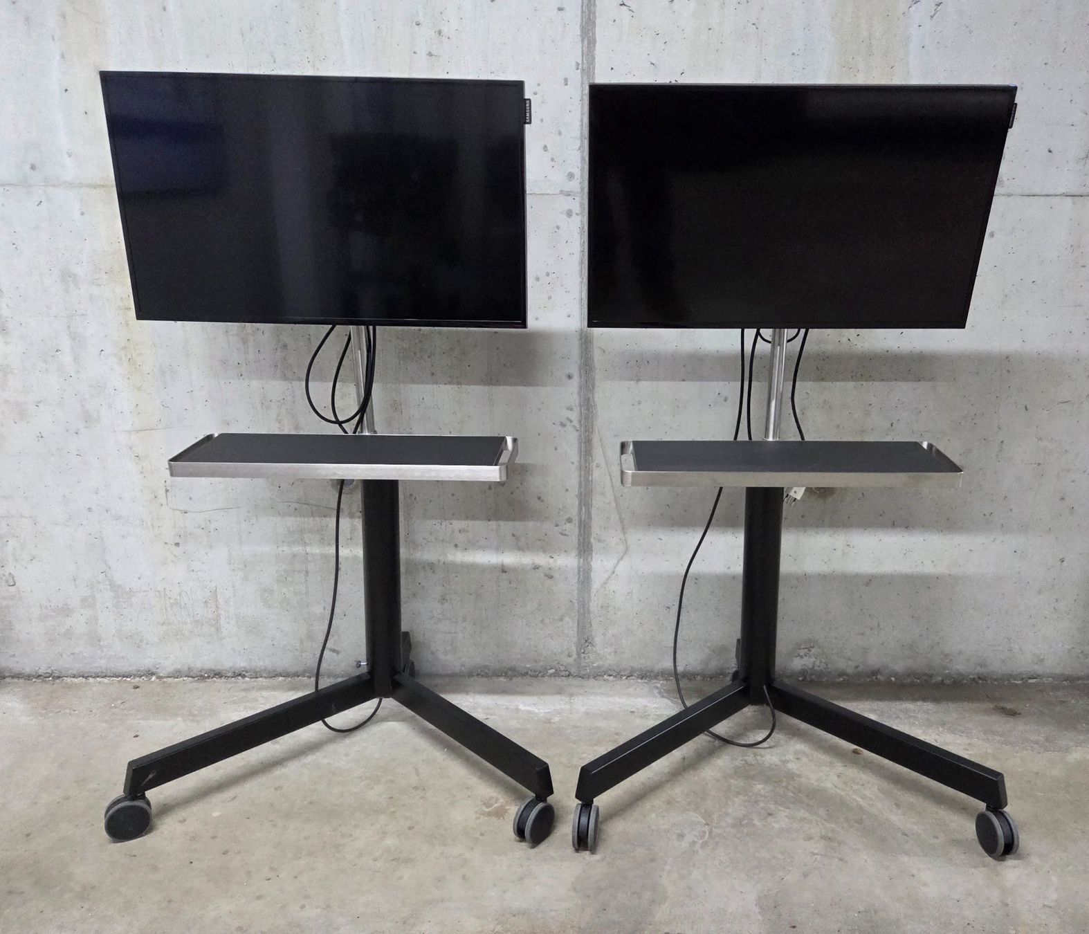 Samsung Monitor: 2 x Mobile WORKSTATION inkl. Samsung Bildschirm – Usato da Oberhasli venduto da General-Dealer