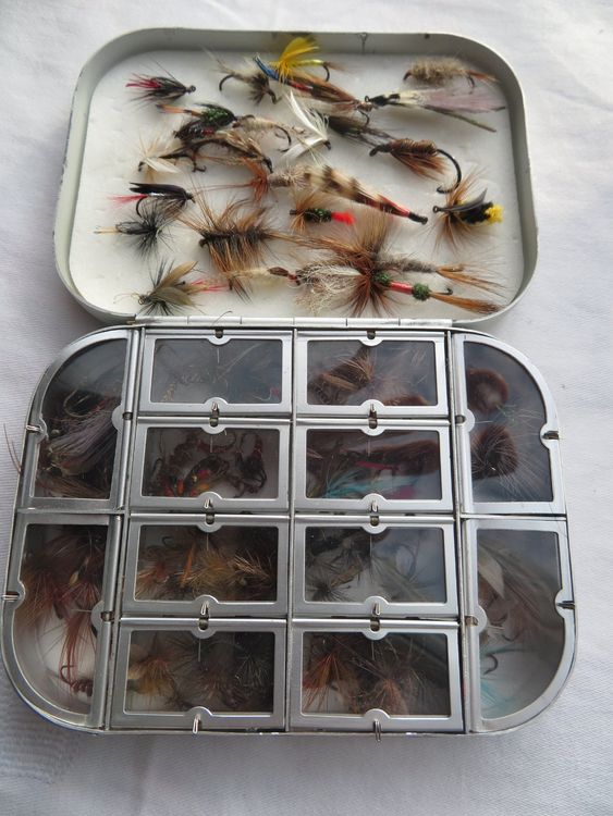 Fliegen in einer Box mit ca. 90 diversen Forellenfliegen (Gebraucht) in