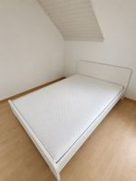 Bettgestell mit Lattenrost und Matratze 140x200