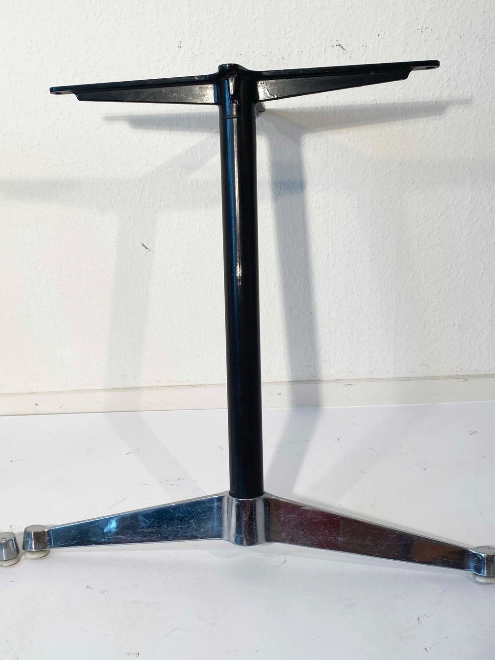 Eames Tables: Paar Design Vitra Eames Tischbeine – D'occasion à Beringen par Kultgut 3