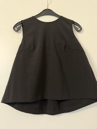 Top nero con fiocco sul retro 