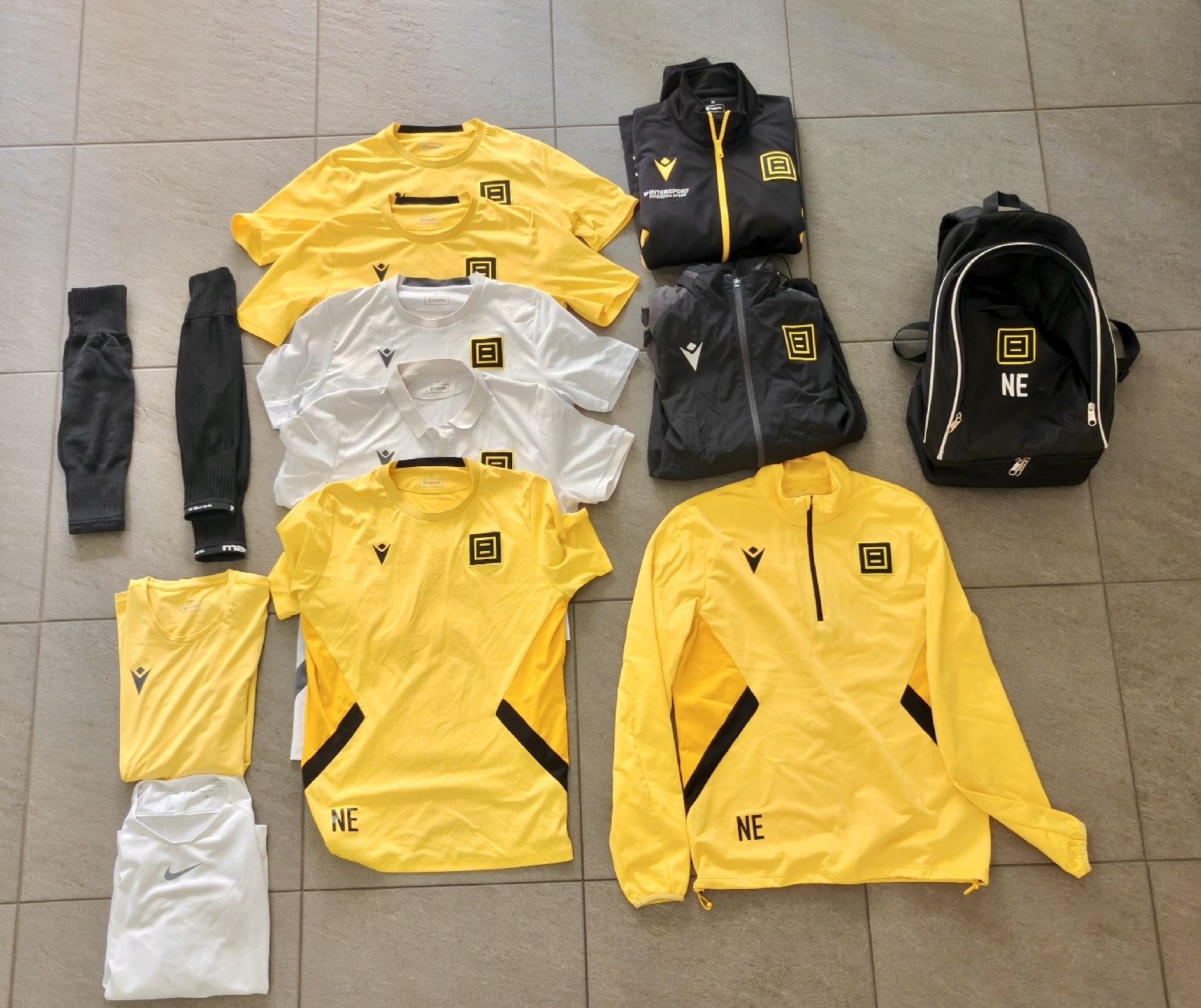 Kleiderpakete: BSC Old Boys Trainings Kleider Set / Macron Grösse S / M  – Gebraucht aus Allschwil von music4freaks01