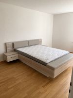 Bett mit Nachttisch und Bank hellbraun Holzoptik neu