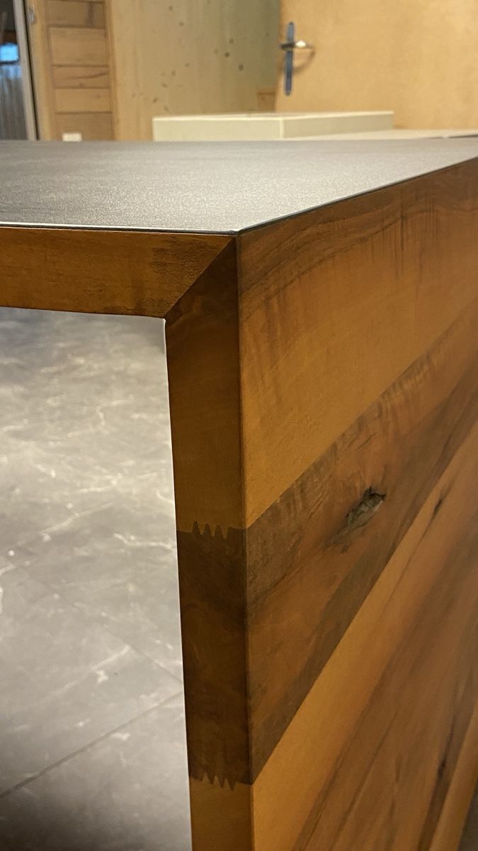 Scrivanie: Wunderschöner Bürotisch aus Nussbaum – Usato da Gurmels venduto da Schmuedi 1