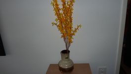 neue vase mit künstlichen blumen