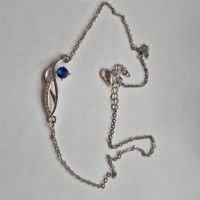 collier argenté avec pierre bleue