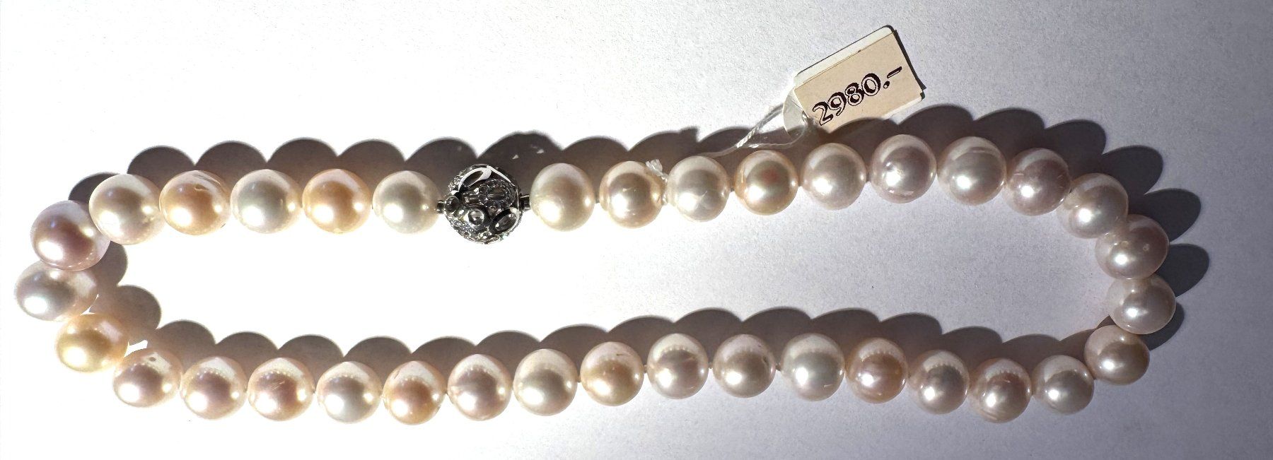 Perle (finte): Wunderschönes Perlencollier weiss bis zart rosa – Nuovo e nell'imballaggio originale da Hombrechtikon venduto da Harosa 2