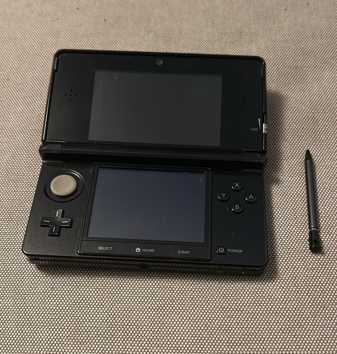 Nintendo Consoles: Nintendo 3DS Konsole schwarz mit Eingabestift gebraucht – D'occasion à Oensingen par ece_8k7q