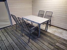 Granittisch mit 4 Stühlen und Sitzkissen