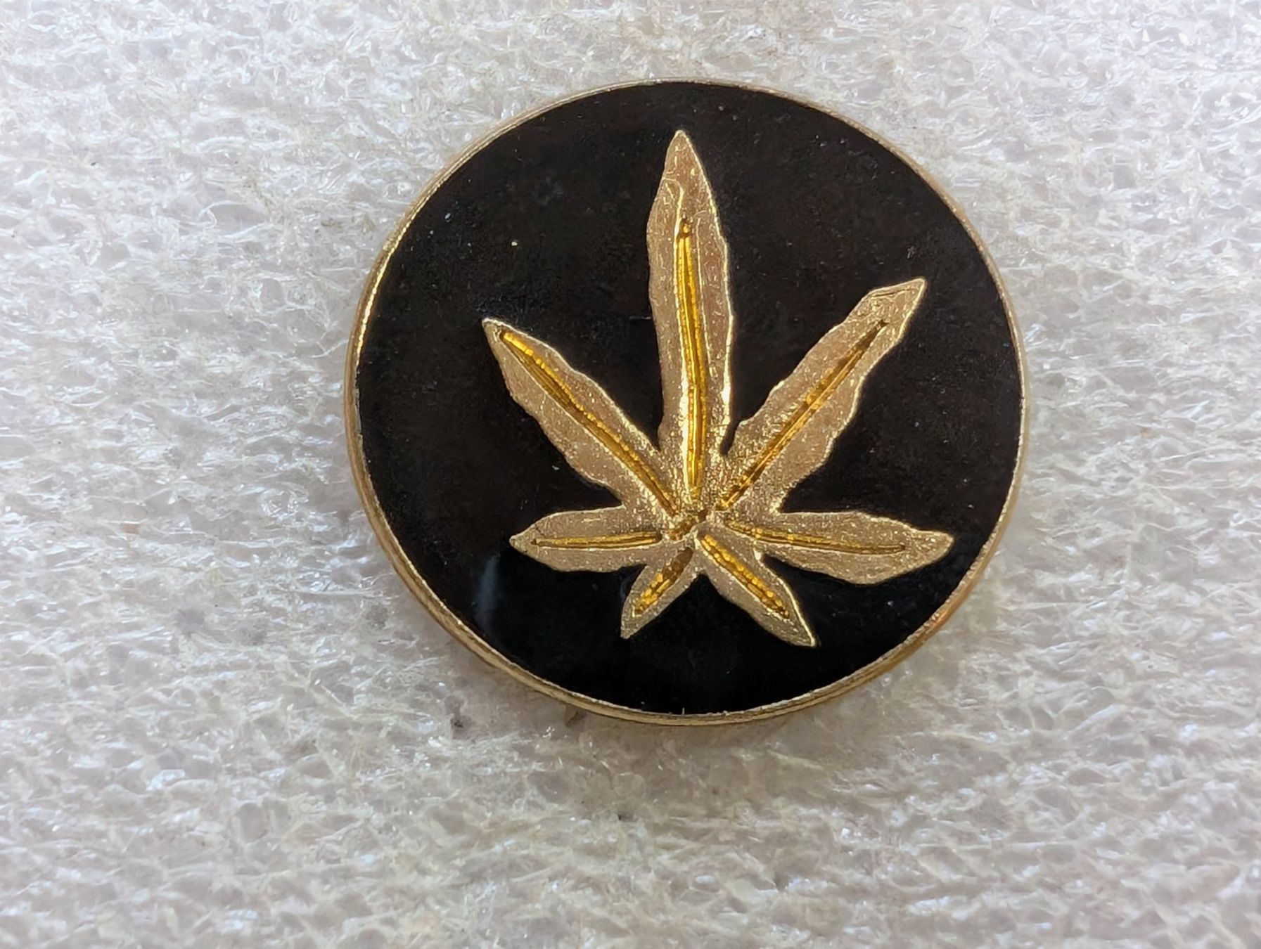 Plaketten & Abzeichen: Ansteckpin 181: Weed – Gebraucht aus Oppligen von Pin-Fall-Shop
