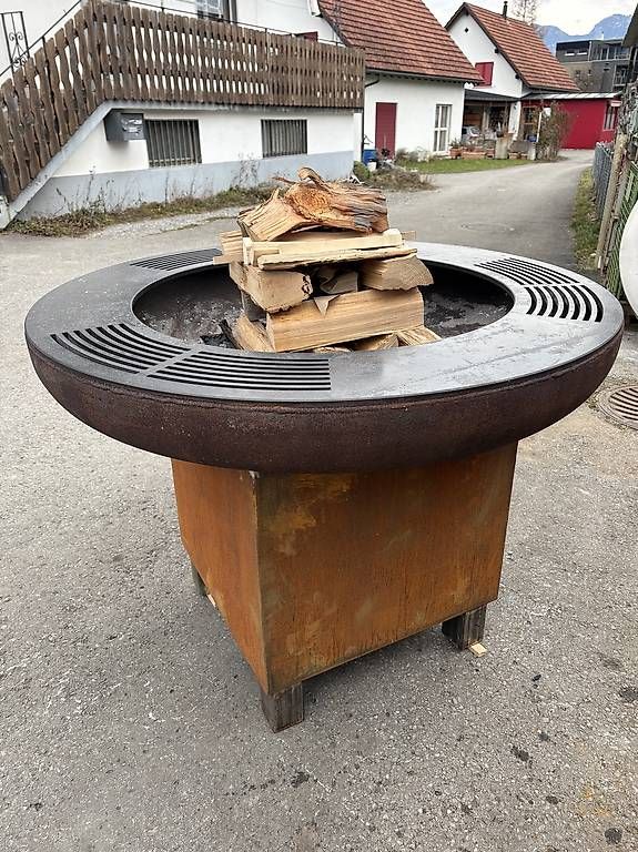 Bracieri: Feuerschale mit Holzlager – Usato da Kriessern venduto da Hurog 1
