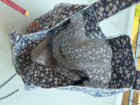 Tasche mit Blumenmuster und Schriftzug "Enjoy Your Birthday"