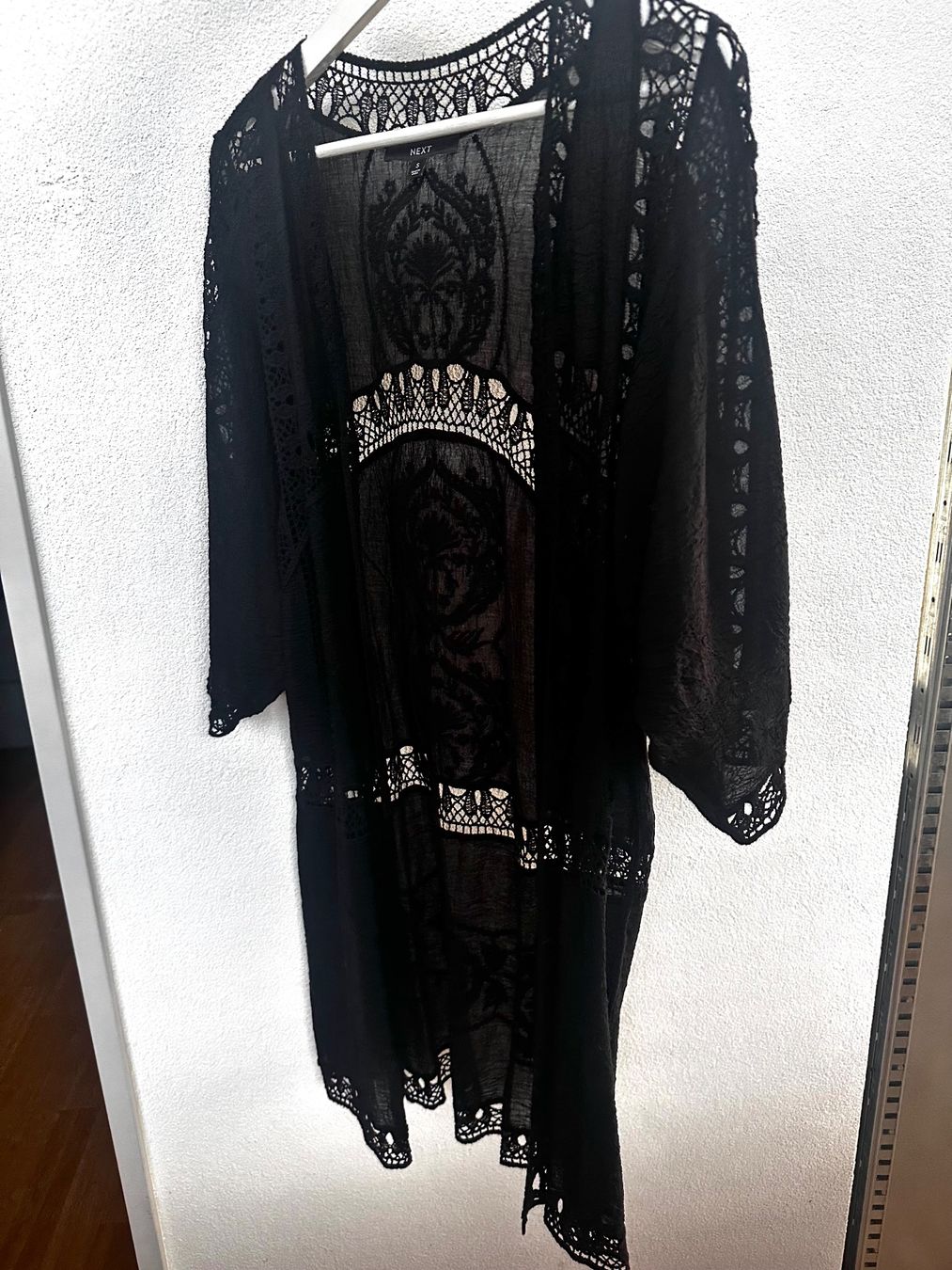 Internationale Kunst: SCHWARZE SPITZEN-KIMONO-JACKE – Neu (gemäss Beschreibung) aus Haldenstein von enie123 1