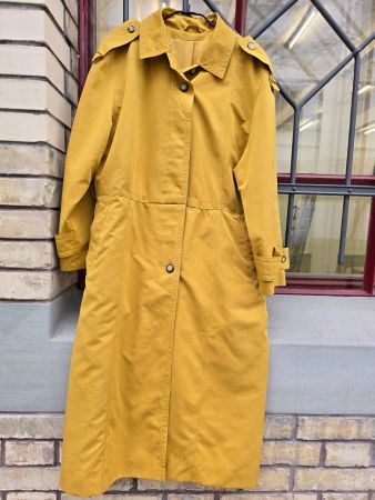 Kleidung: klassischer Damen Trenchcoat, Grösse M