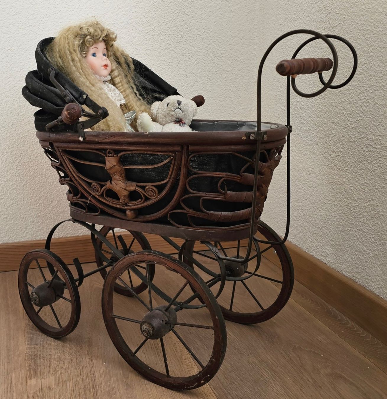 Carrozzine per bambole: Kinderwagen / Puppenwagen antik – Usato da Walenstadt venduto da pedroju-1 1