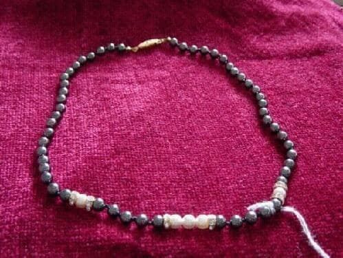 Catenine: Collier aus Hämatitkugeln und Perlen – Nuovo e nell'imballaggio originale da Riehen venduto da India13