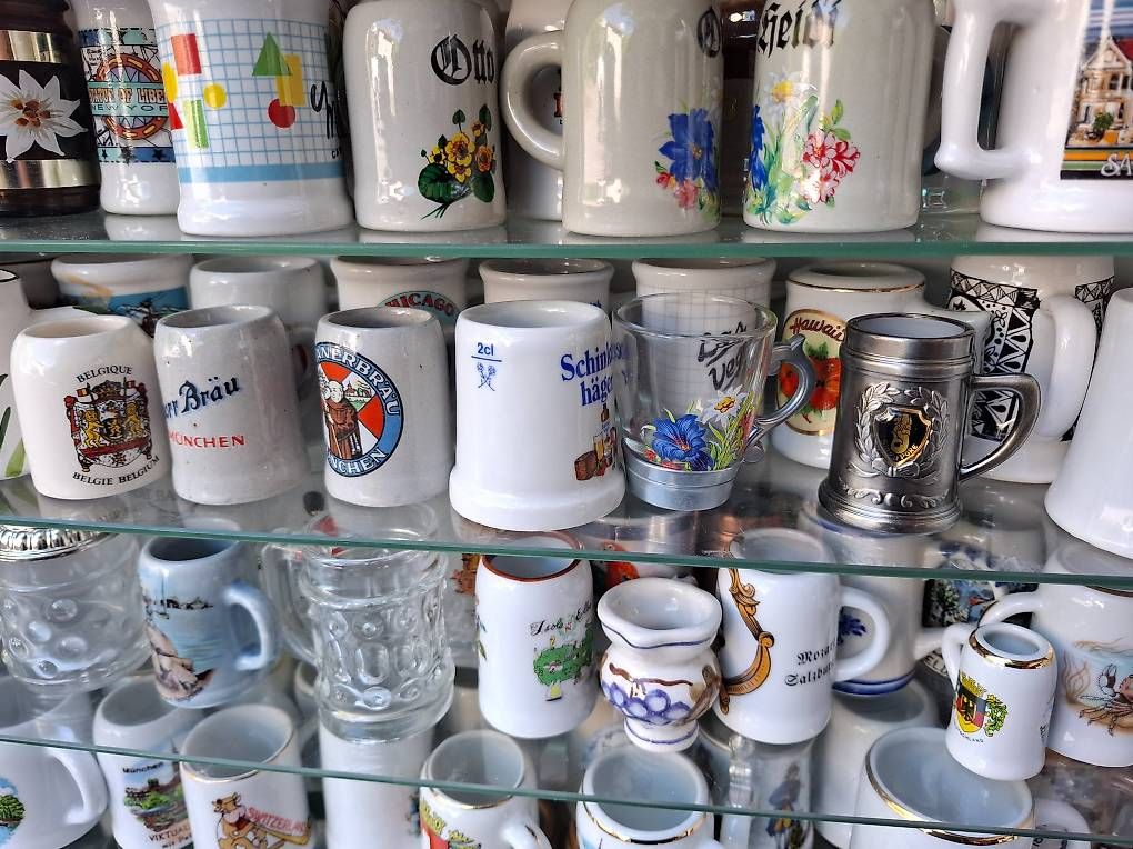 Vetrine: Mini Bier Krug Bierhumpen Sammlung mit Vitrine – Usato da Mühlehorn venduto da Flohmarkt-Walensee 5