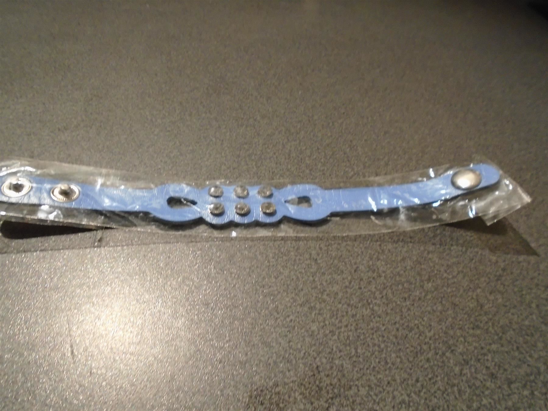 Armbänder & -reifen: Armband hellblau/weisse Steinchen – Neu und originalverpackt aus Zürich von abraxas1291