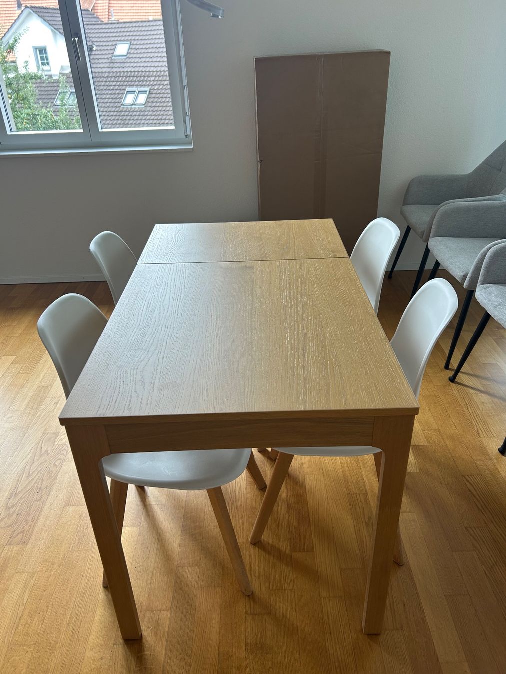 Ikea Set di tavolo e panche: IKEA wood table + 4 white chairs – Usato da Bonstetten venduto da ine_g8y6 2