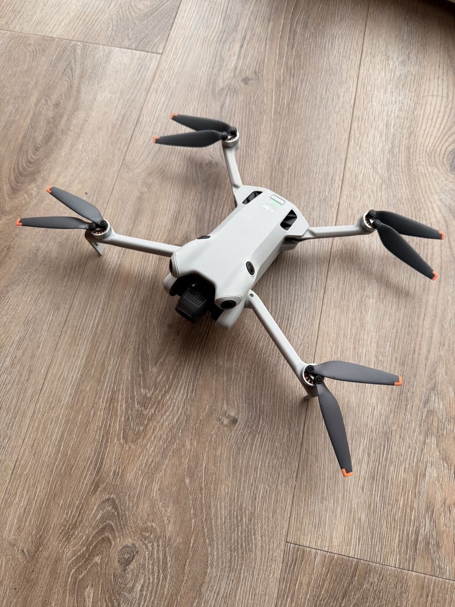 DJI RC Modellbau: DJI Mini 4 Pro mit Fly More Combo  – Gebraucht aus Fällanden von Fernsehturm