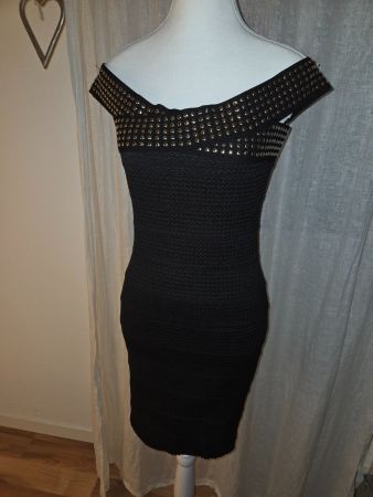Schickes, kurzes, schwarzes Kleid mit Nieten, Grösse S.