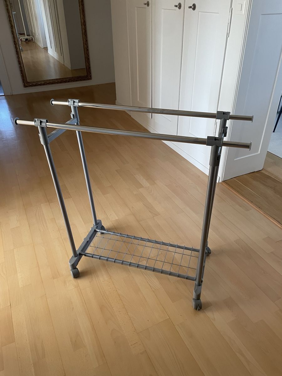 Sonstige Dekorationen & Accessoires: Kleiderständer mit Rollen und Ablage grau Metall – Gebraucht aus Lenggenwil von gingstastyle