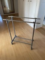 Kleiderständer mit Rollen und Ablage grau Metall