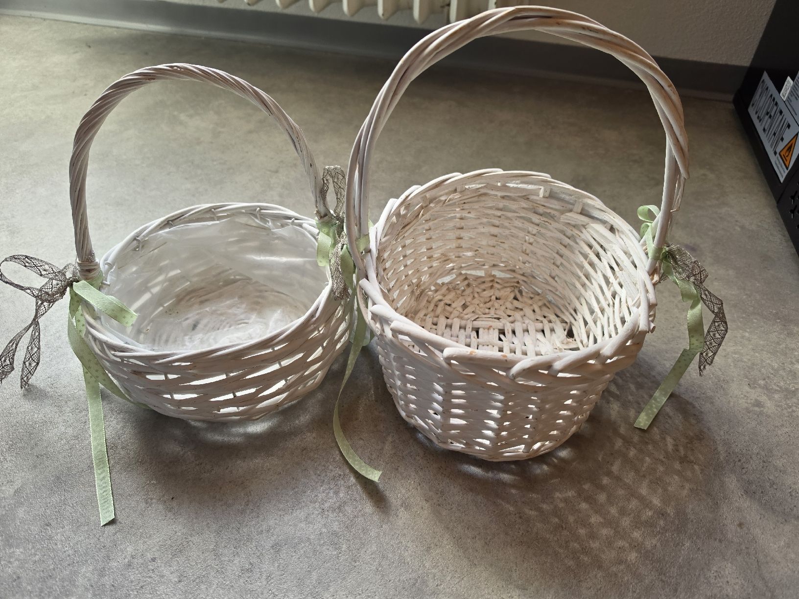 Toutes les décorations: Blumenkorb klein, weiss, Blumenmädchen – D'occasion à Laupersdorf par Withelady