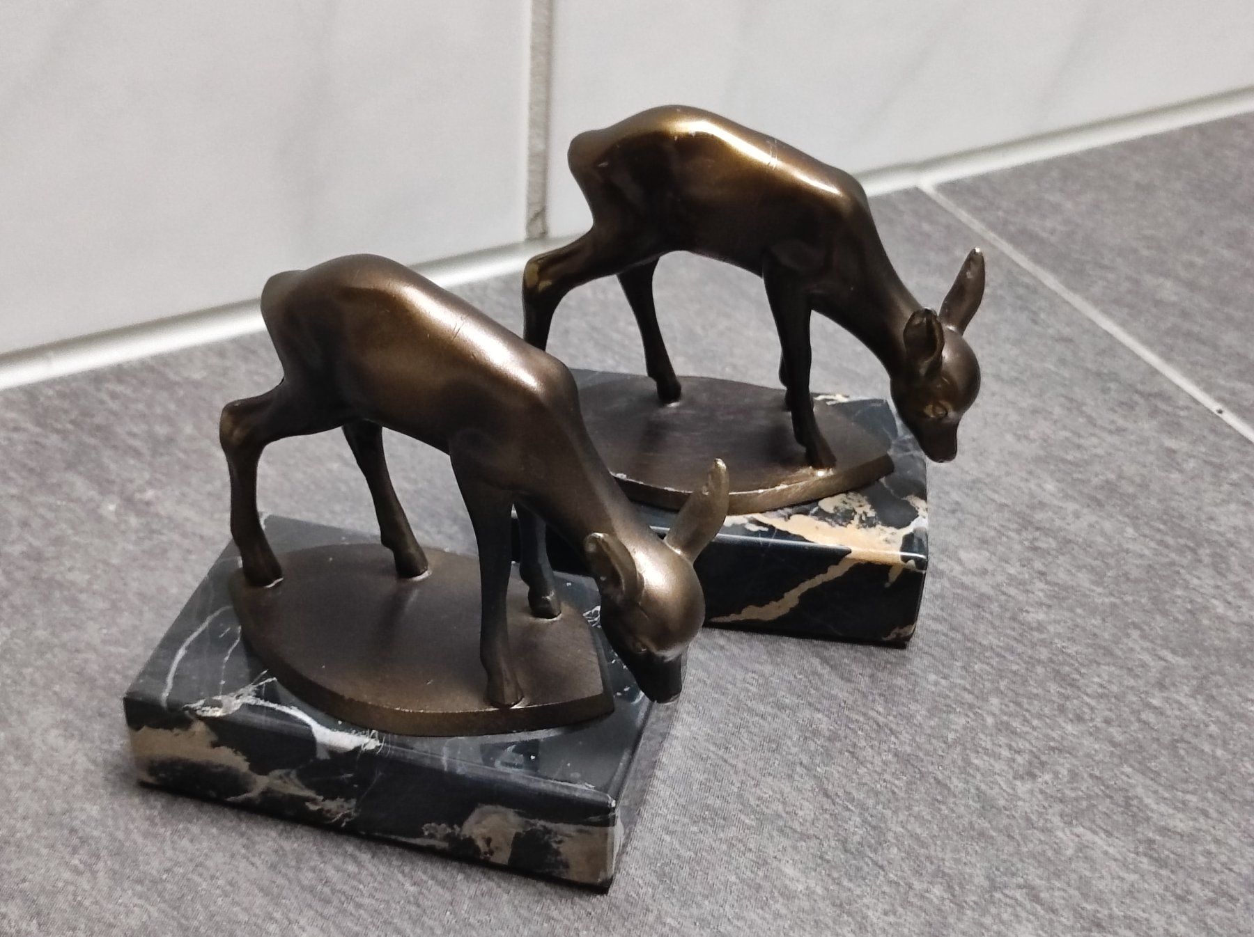 Statuette: Zwei Rehe auf Sockel, Material unbekannt – Usato da Wohlen AG venduto da Tikale 1