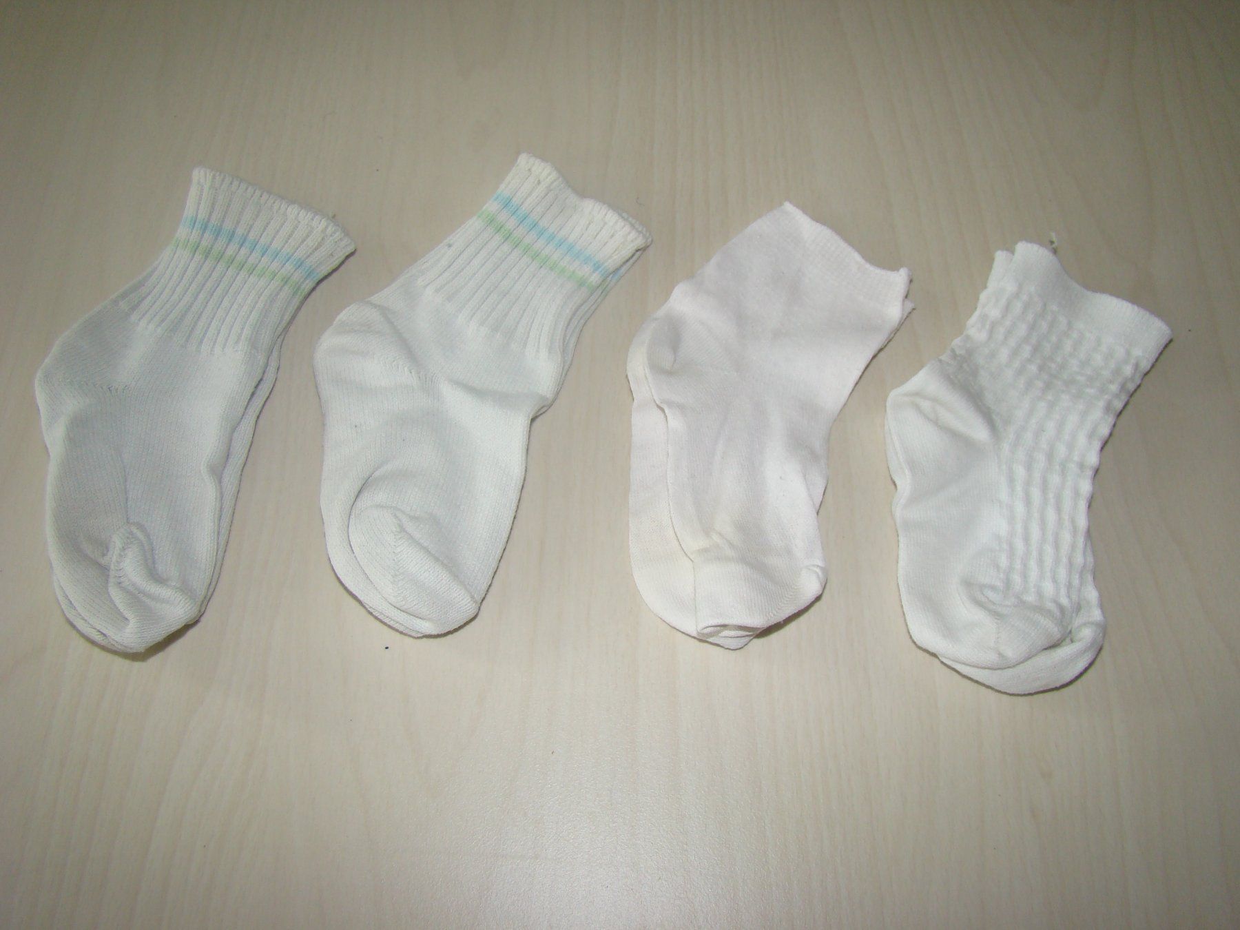 Socken für Kinder: 4 Paar weisse Söckli – Gebraucht aus Malters von burzi