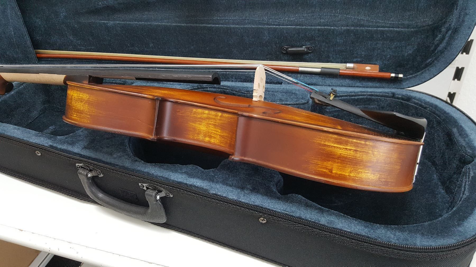 Strumenti musicali: 4/4 Viola inkl.koffer und bogen , neuwertig – Nuovo (secondo la descrizione) da Glattbrugg venduto da Swissmusik 2