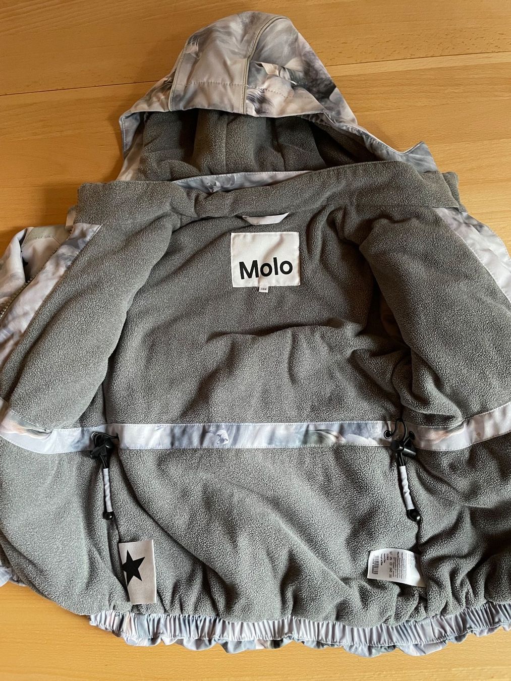 Molo Giacche & Cappotti: Winterjacke von MOLO, Gr. 104, Pferdedesign – Usato da Cham venduto da 2eye 4