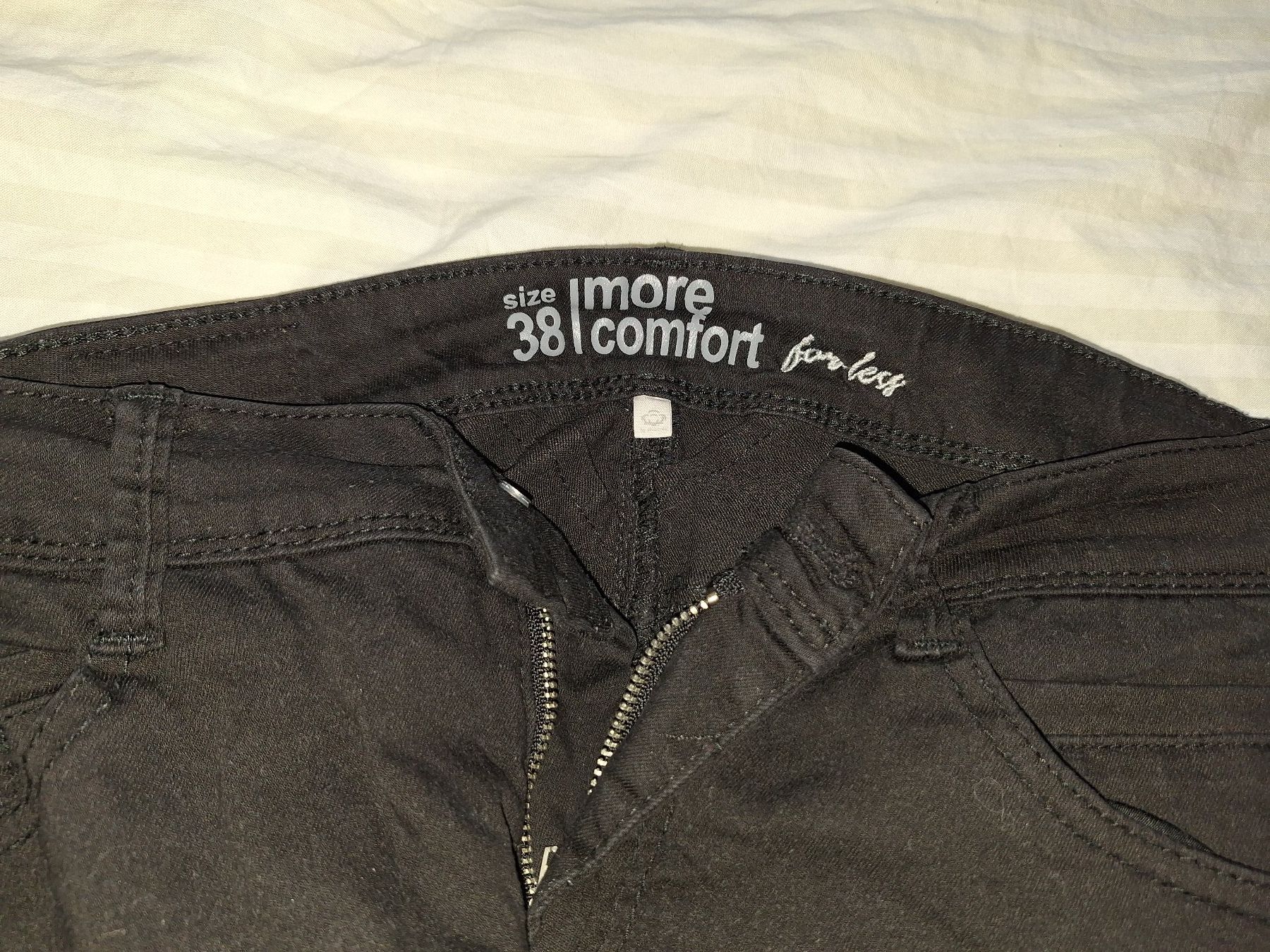 Jeans: Schwarze Jeans in Gr. 38 – Usato da Riggisberg venduto da NZWA 1