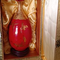 Un joli vase rouge or rare en porcelaine avec boîte