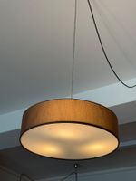 Moderne Pendelleuchte mit Stoffschirm