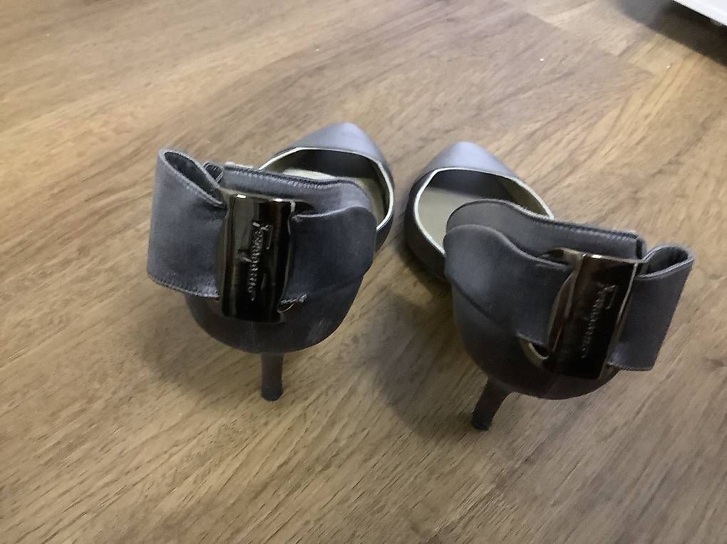 Salvatore Ferragamo Scarpe da donna: Salvatore Ferragamo  grösse 38 , silbergrau – Nuovo (secondo la descrizione) da Belp venduto da Anlass 2