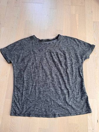 Graues Sportshirt