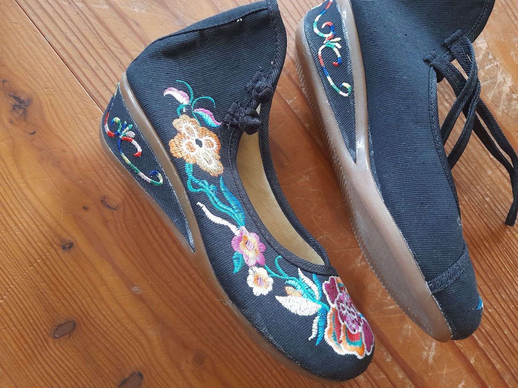 Scarpe da donna: chinesische Schuhe oder Finken . 36 . ungetragen . – Usato da Leuggelbach venduto da schmetterlings-fee