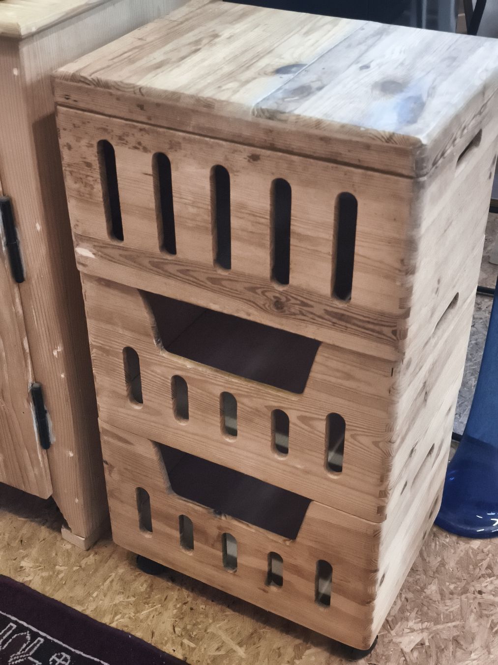 Autres décorations & accessoires: Holzkiste mit Rollen und Deckel(A26) – D'occasion à Künten par Schnaepplihuus