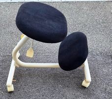 Ergonomischer Kniestuhl / Hocker auf Rollen – verstellbar