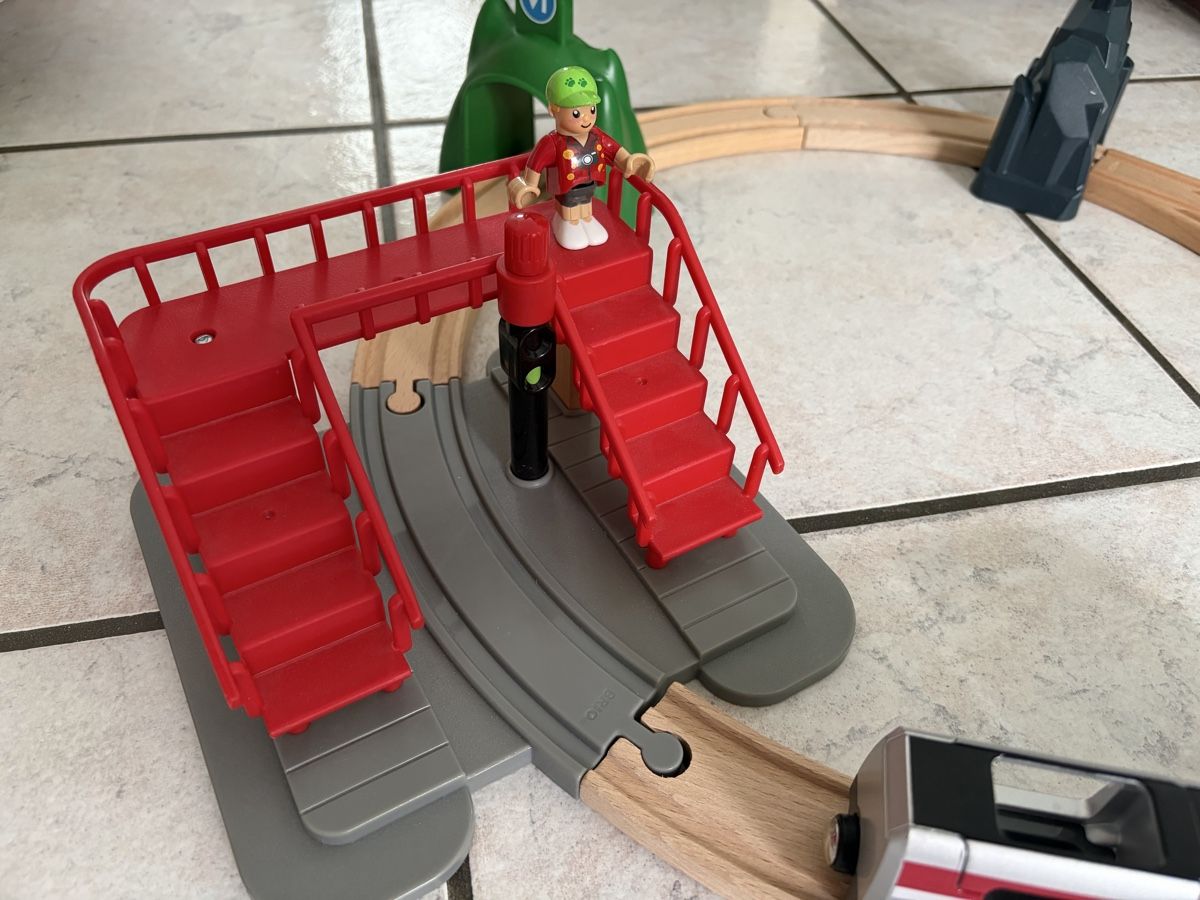 Brio Giocattoli: BRIO 33873 Smart Engine Set mit Aktionstunneln – Usato da Sevelen venduto da gsandax 5
